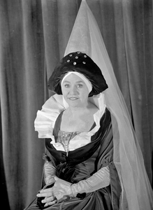 834027 Portret van cabaretière Corry Vonk van het ABC-cabaret, in een kostuum voor het programma ABC Expres .
